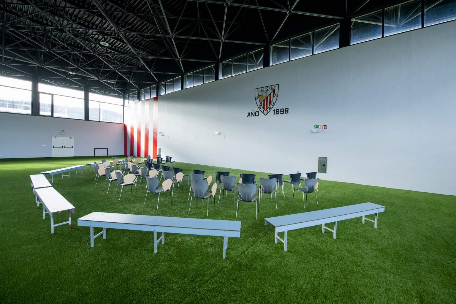 Lezamako zelai estalia ikasgela gisa prestatuta, Athletic Clubeko armarriarekin