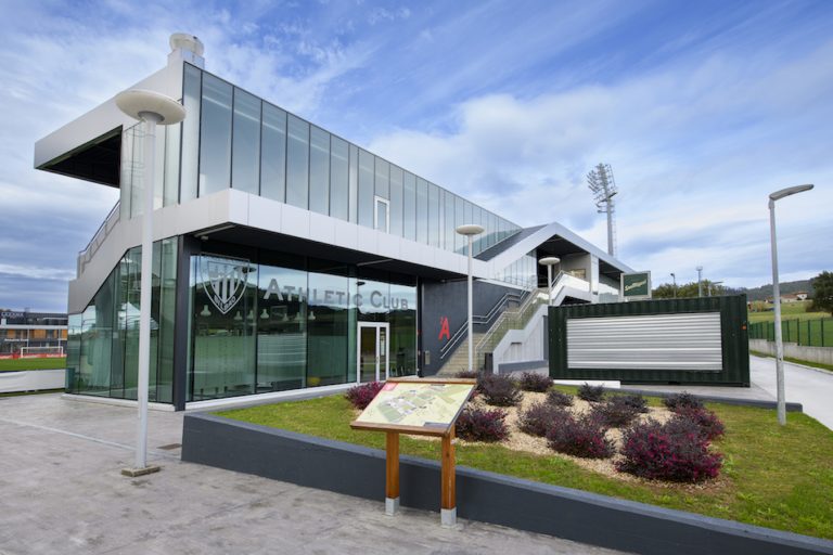 Lezamako beirazko eraikina, Athletic Clubeko armarriarekin
