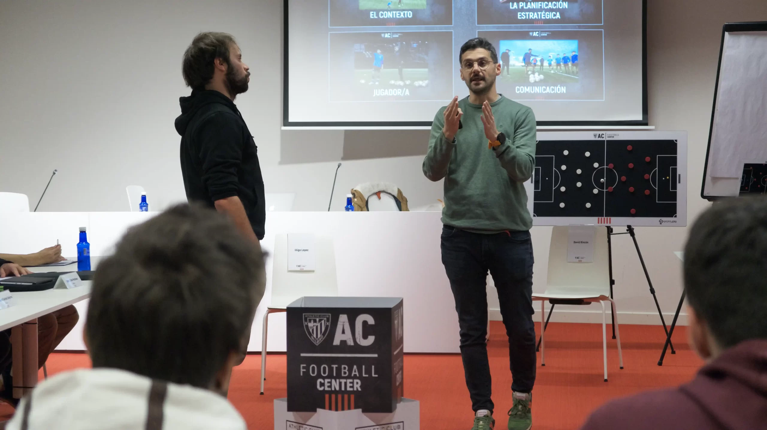 Iñigo López y David Rincón durante una clase