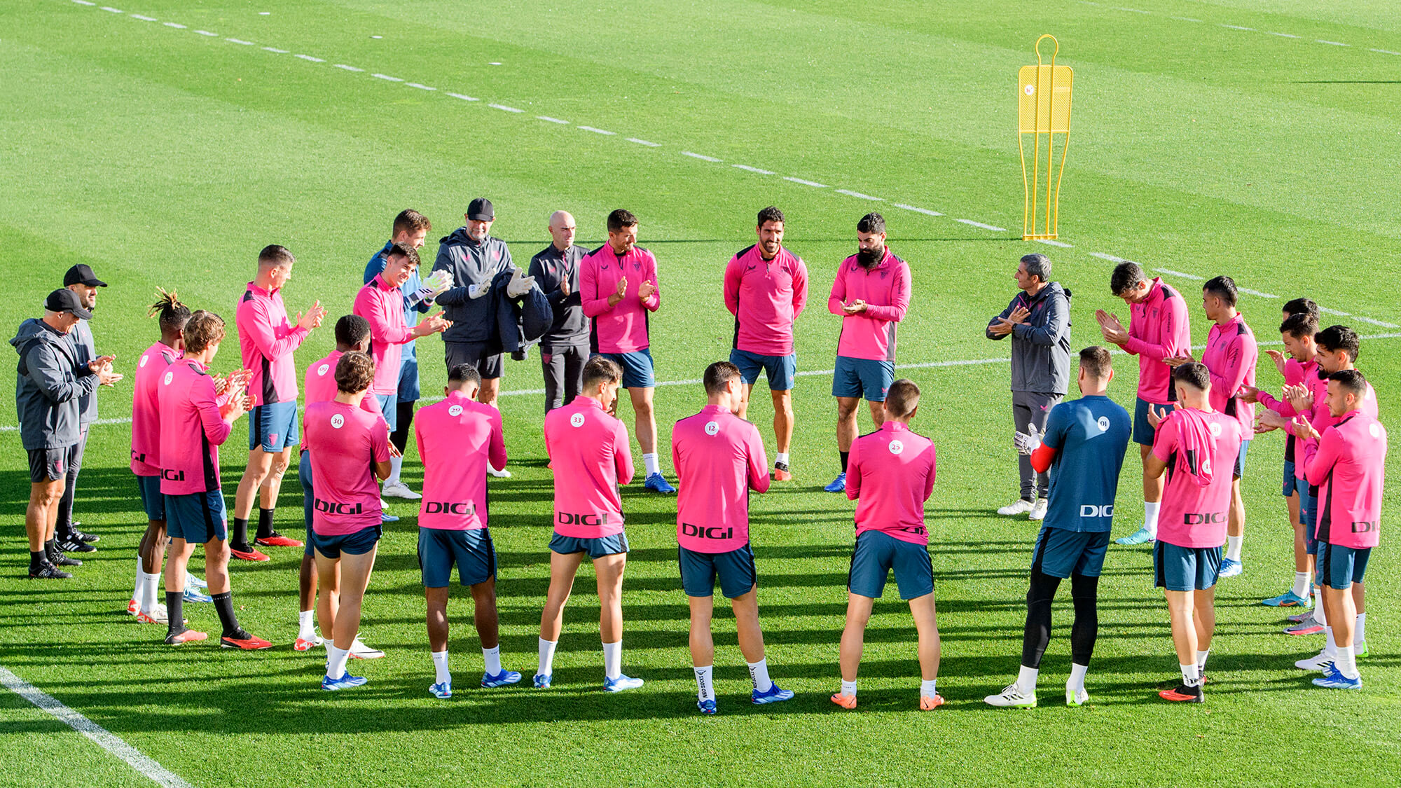 Técnicos del Athletic Club dirigiendo un entrenamiento en Lezama