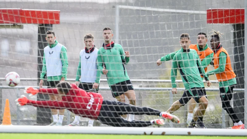 Entrenamiento de porteros en un campo de Lezama
