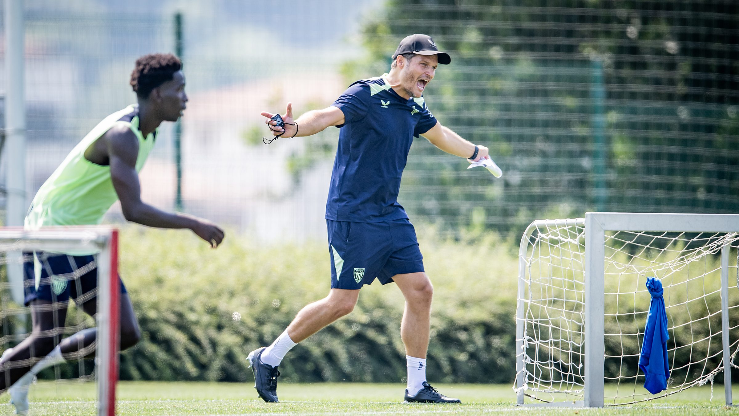 Entrenador dirigiendo un entrenamiento en la cantera del Athletic Club