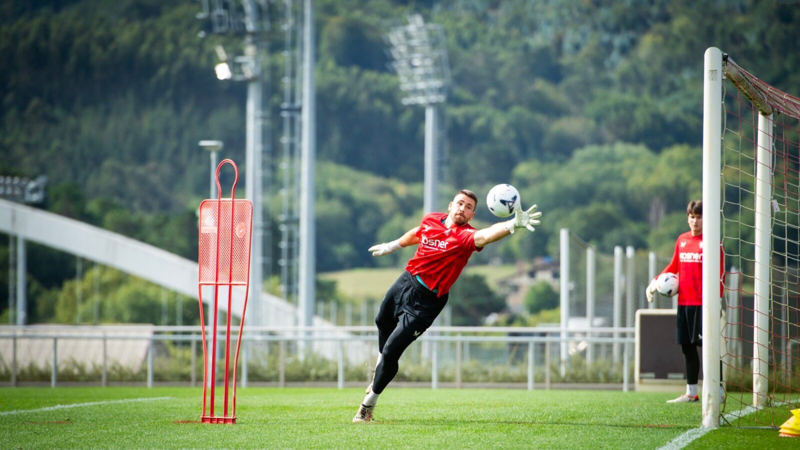 Portero del Athletic Club estirándose a por el balón en Lezama