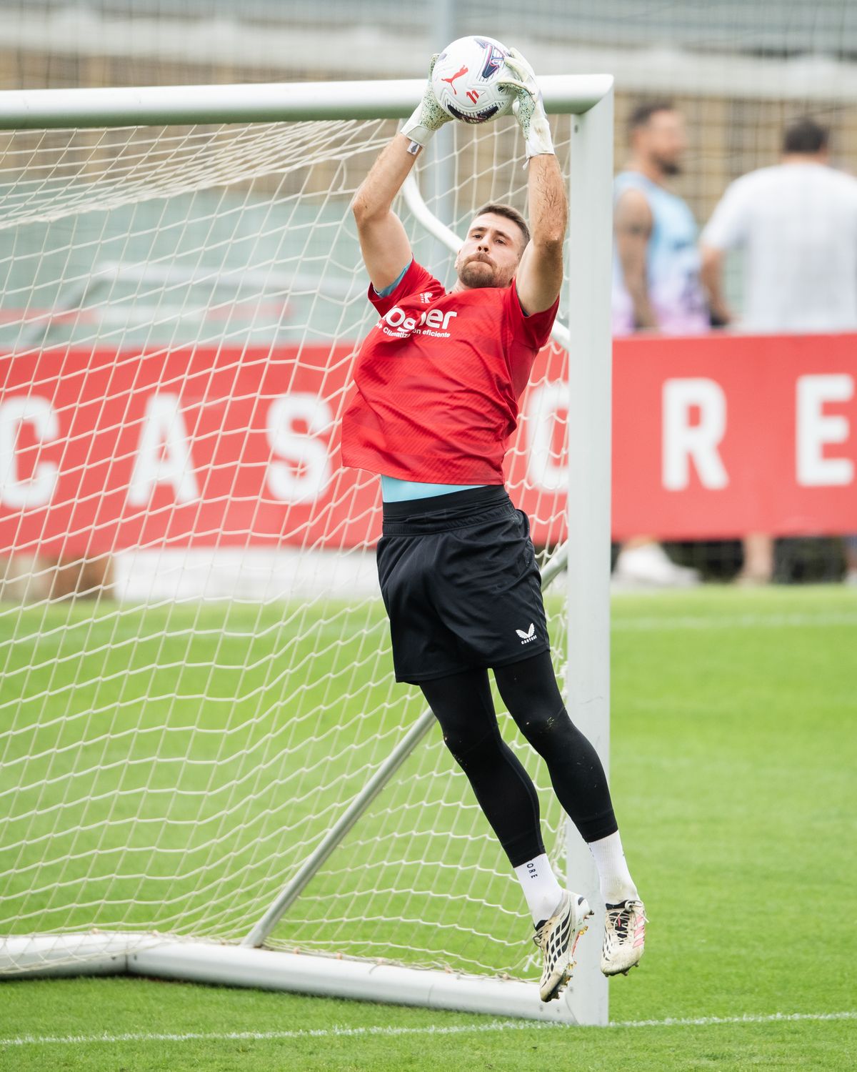 Portero del Athletic Club blocando un balón alto en Lezama