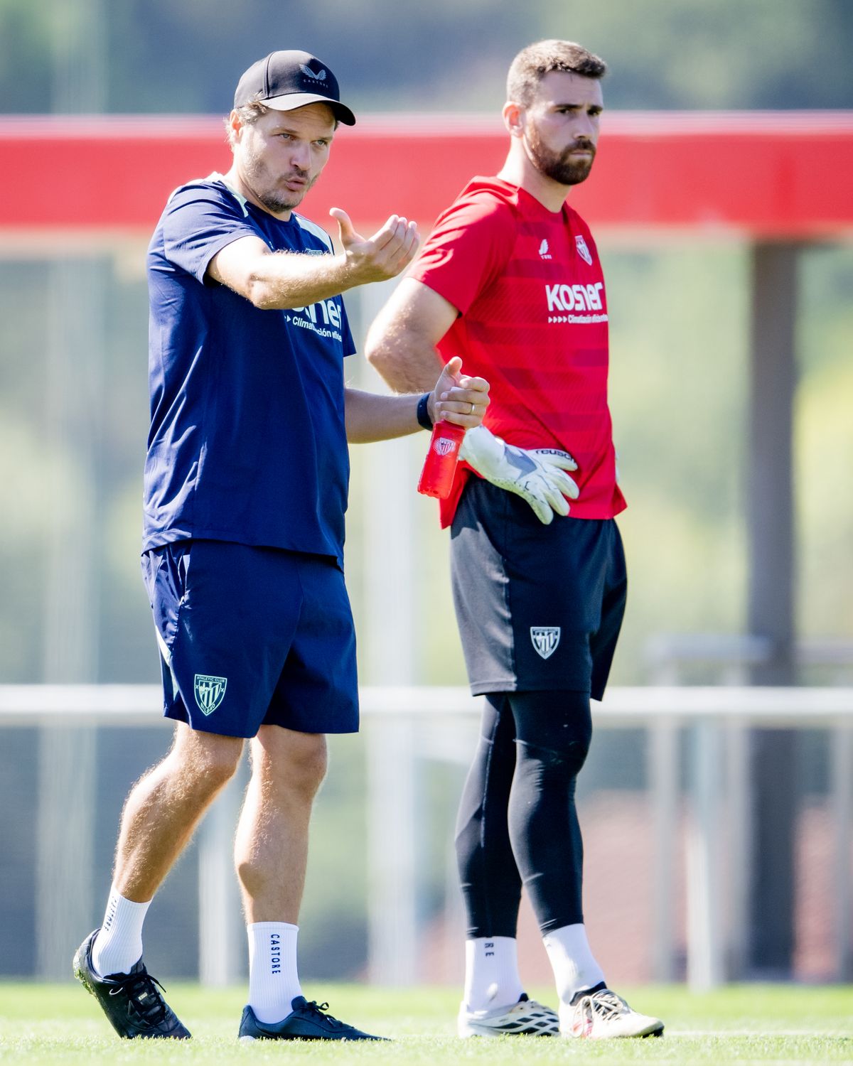 Entrenador de porteros dando indicaciones a un portero del Athletic Club